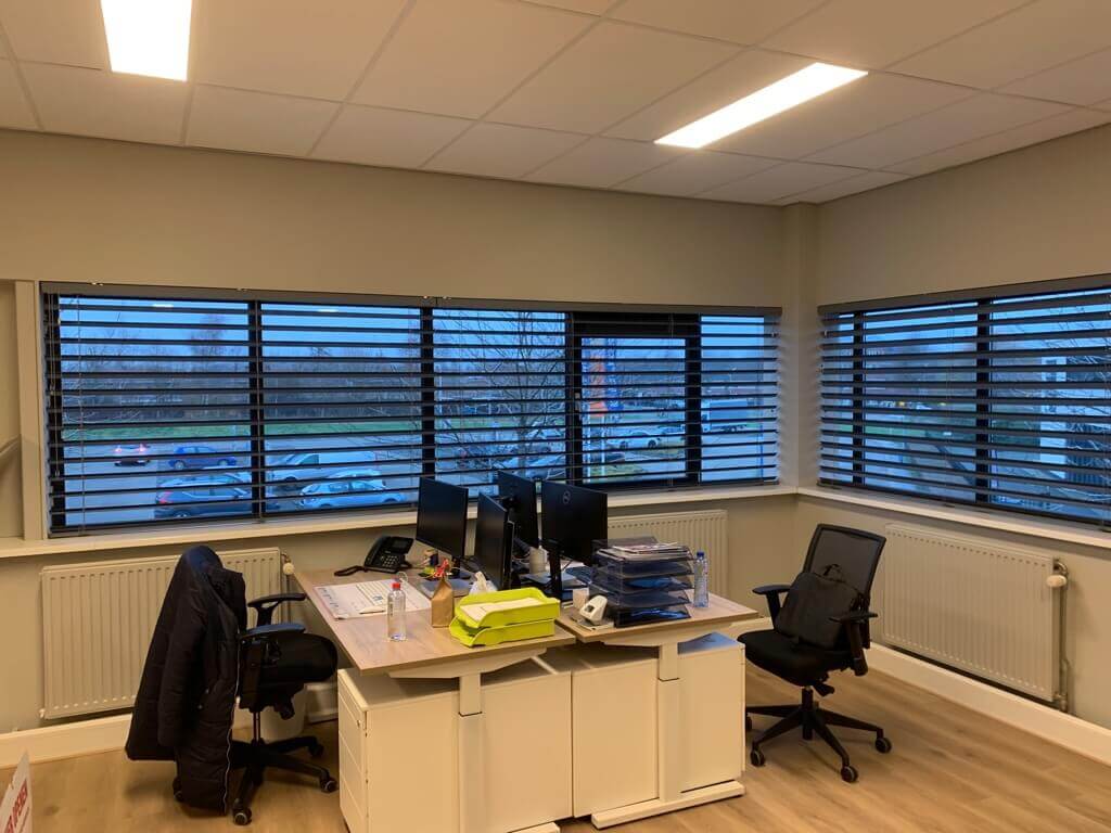 63a47ca19985963a47ca19985c-1